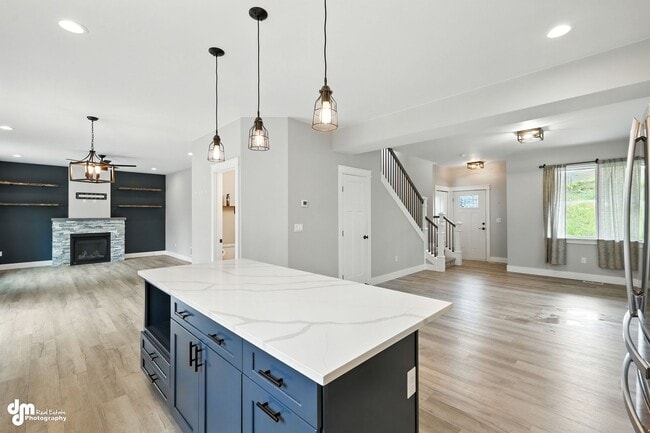 Building Photo - Charming & Updated 4BD/2.5BA!