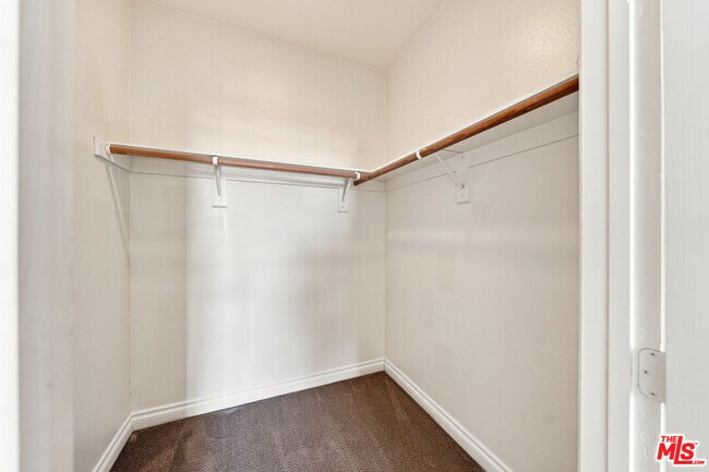 Building Photo - 956 S Wilton Pl