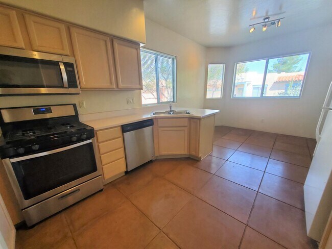 Building Photo - Central Tucson, close to everything, community pool