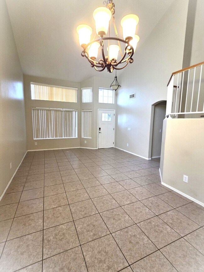 Building Photo - Stunning 4-bedroom 2-bathroom home