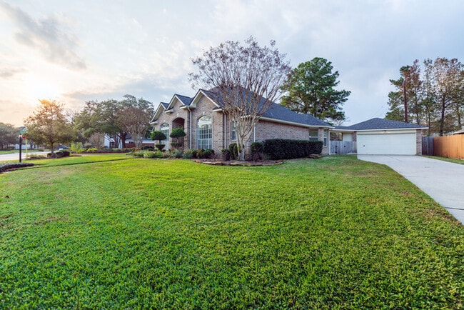 Building Photo - 4BR SFR • Walk-In Pantry • Fenced Yard in Coventry