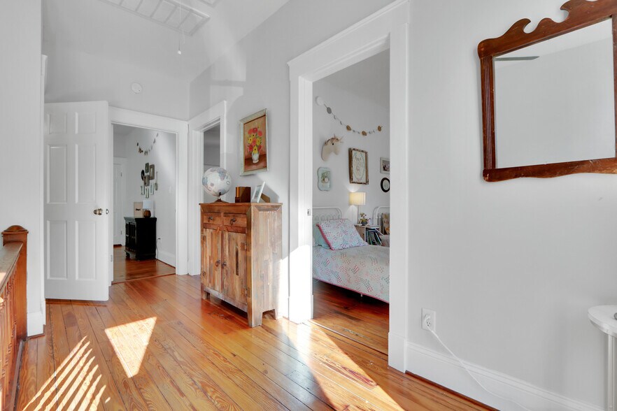 Building Photo - 1027 Eleanor St