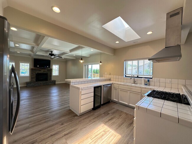 Building Photo - 4 Bedroom Home on Half Acre Lot