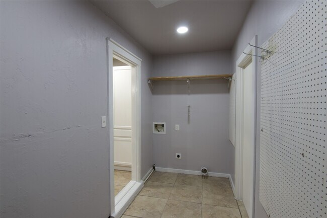 Building Photo - 7941 Longridge Dr