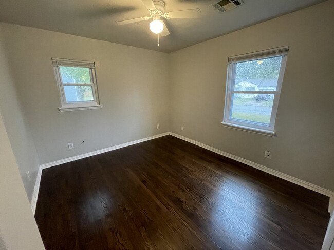 Building Photo - 2 Bed, 1 Bath Home