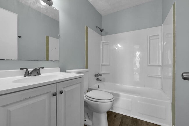 Building Photo - 2 Bedroom Apartment