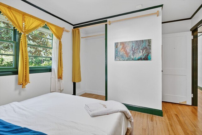 Building Photo - Fully Furnished Home with an Incredible Mi...