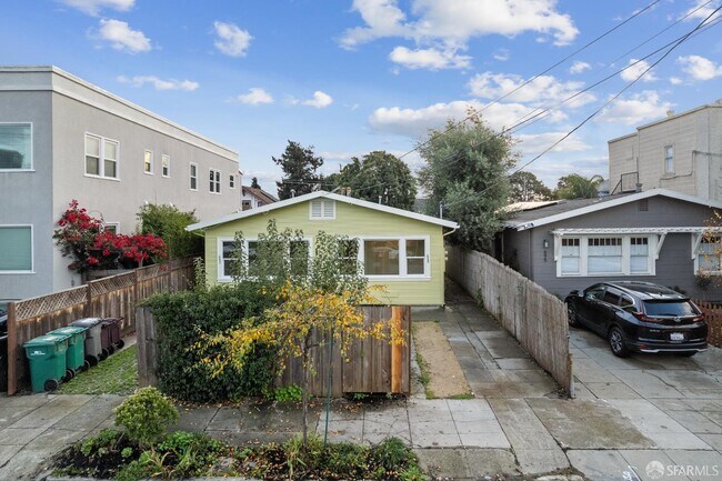 Building Photo - 689 43rd St