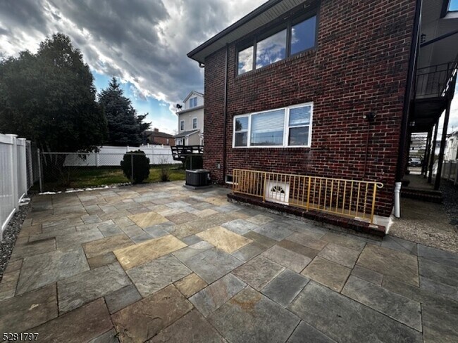 Building Photo - 23 Chestnut St