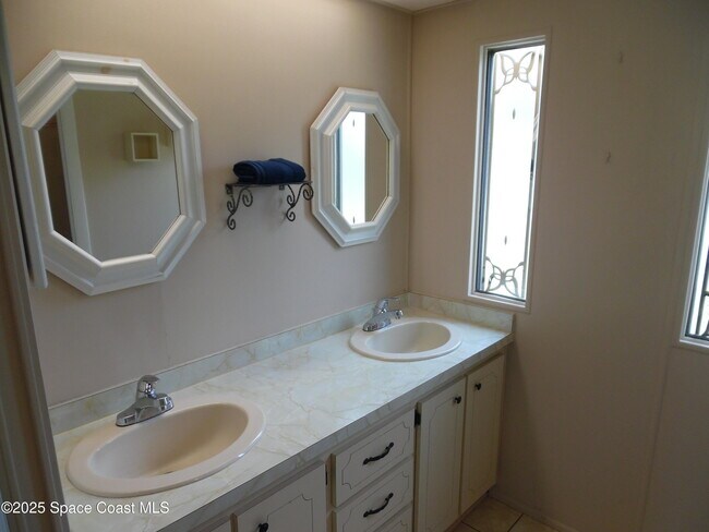 Building Photo - 327 Macadamia Dr