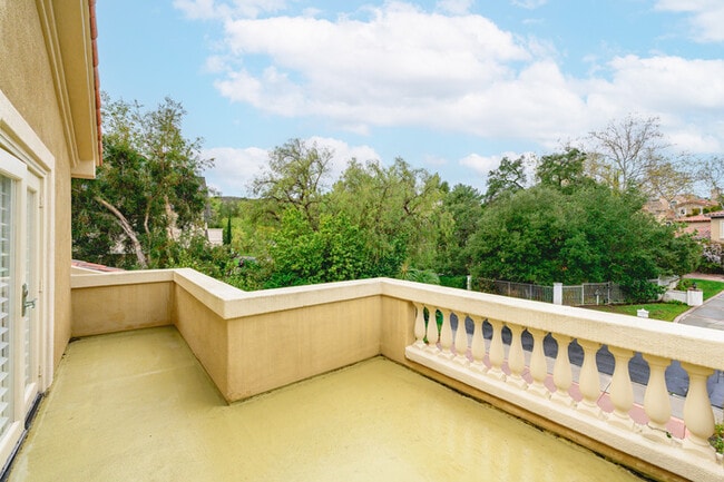 Building Photo - Elegant 5BR Furnished Estate with Pool & G...