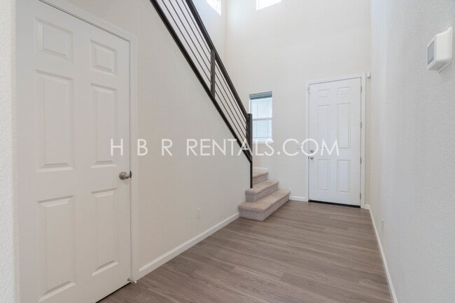 Building Photo - 312 E Liverno Ave