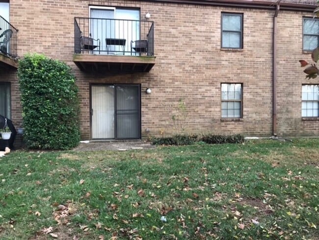 Building Photo - Beautiful First Floor Condo