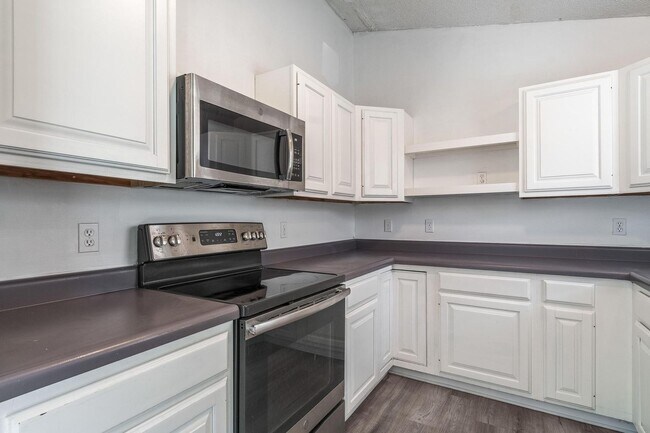 Building Photo - Spacious duplex in Fayetteville!