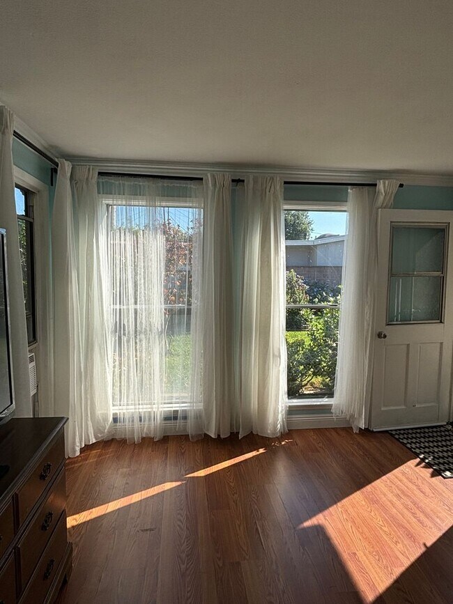 Building Photo - 2832 Charlemagne Ave