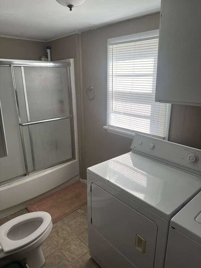 Building Photo - 737 N King St