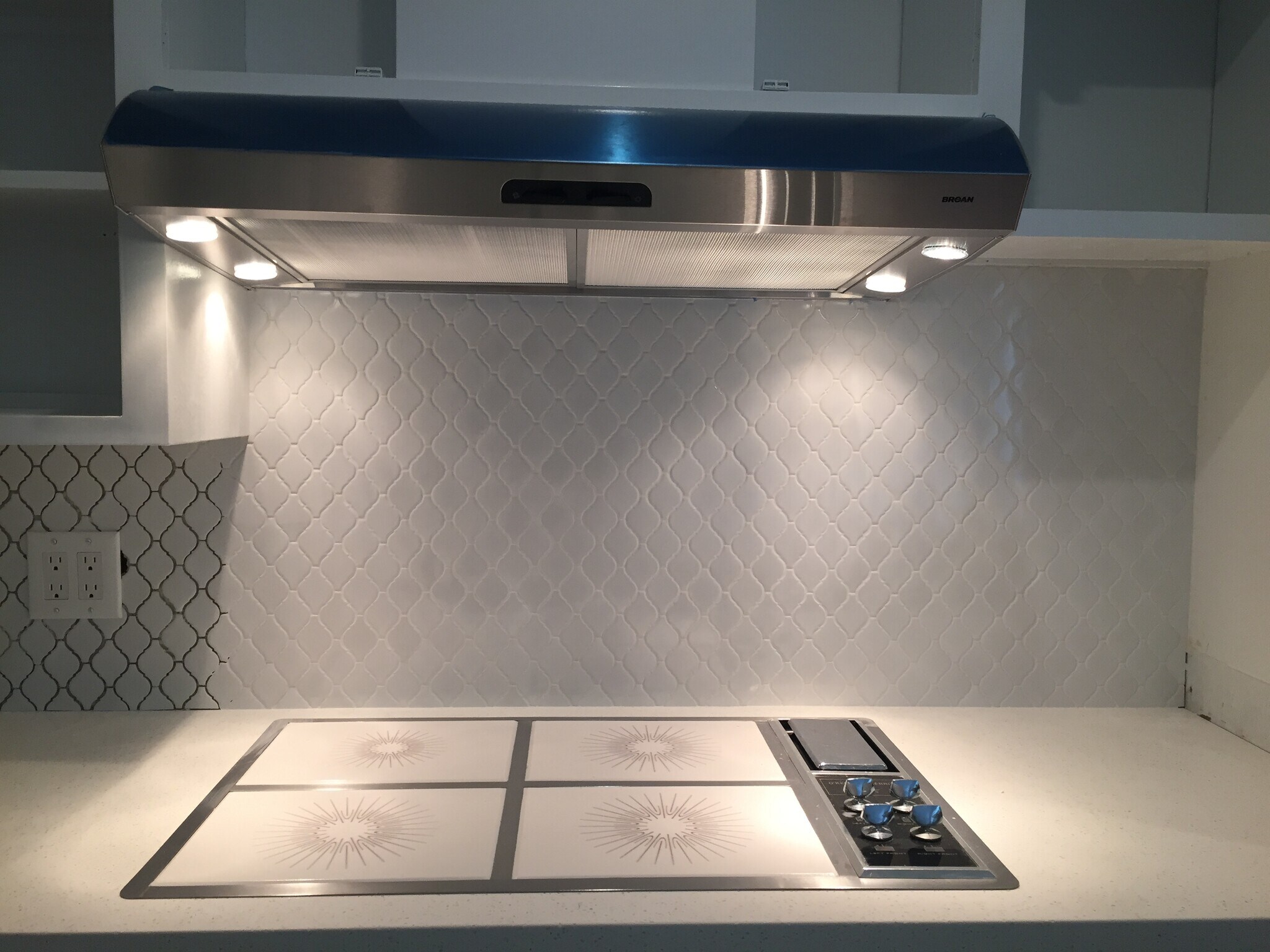 cooktop w/ mosaic backsplash - 1214 Rutland Rd