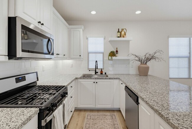 Building Photo - 956 Blackstone Dr