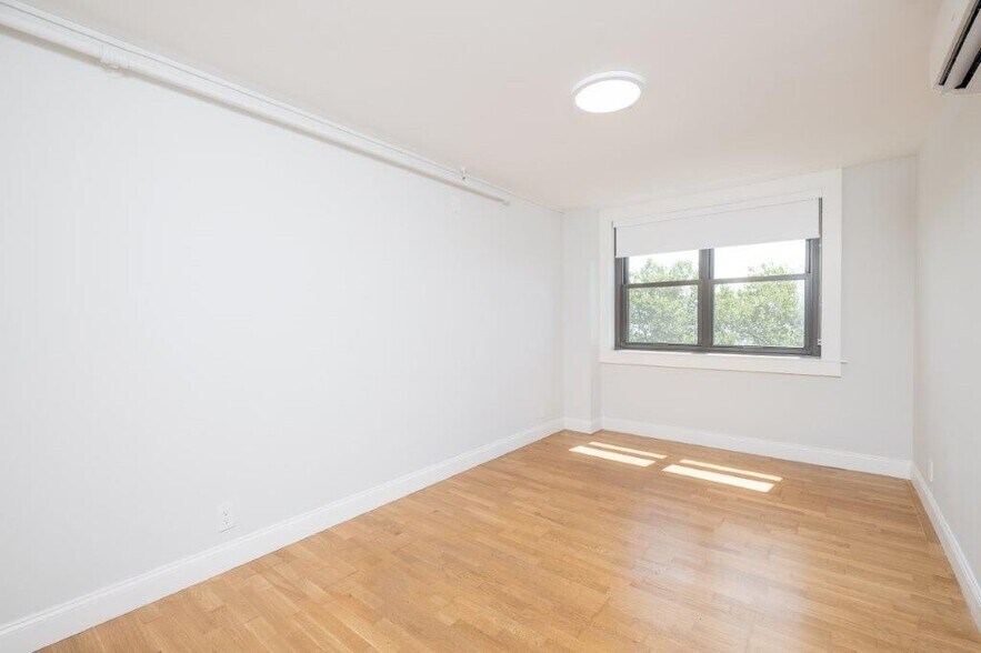 Building Photo - 1422 Columbia Rd