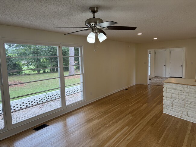 Building Photo - 8009 Whitesburg Dr