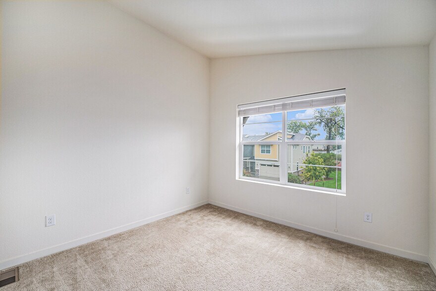 Building Photo - 9790 Clermont Ln