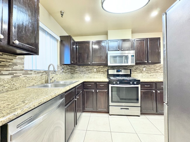 Building Photo - 14542 Burbank Blvd