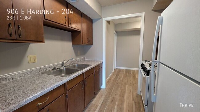 Building Photo - 906 E Harding-204