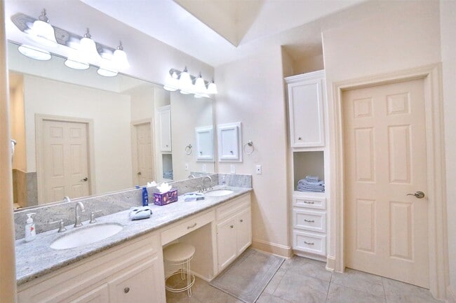 Building Photo - 2410 Dorrington St