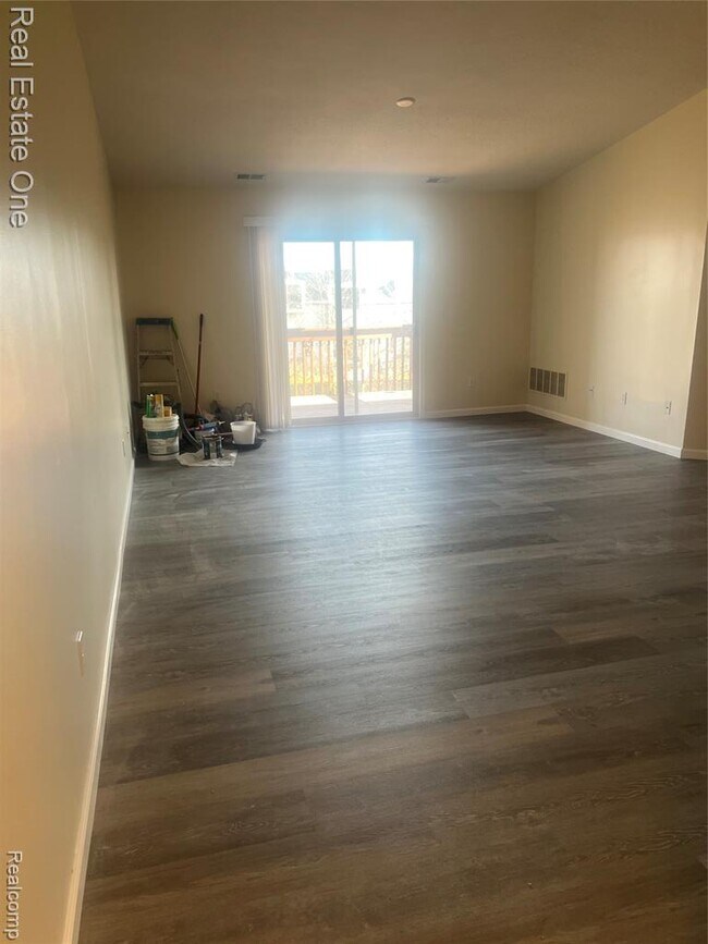 Building Photo - 15815 Lakeside Dr