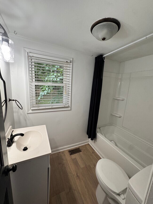 Building Photo - 604 Elmira Ave