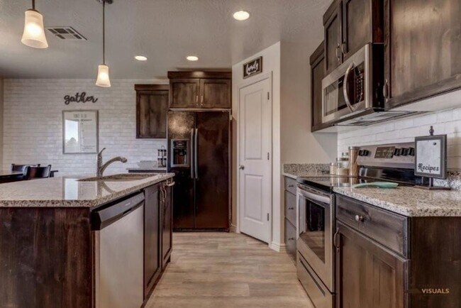 Building Photo - Pet Friendly: 3 Bedroom Fossil Hills Townhome With 2 Car Garage