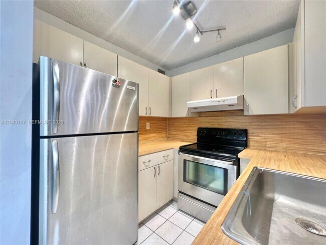 Building Photo - 5930 W 25th Ct