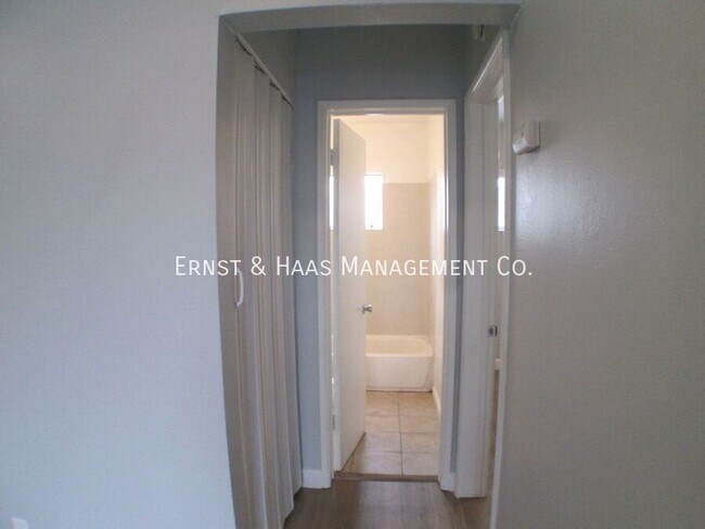 Building Photo - 815 E 9th St