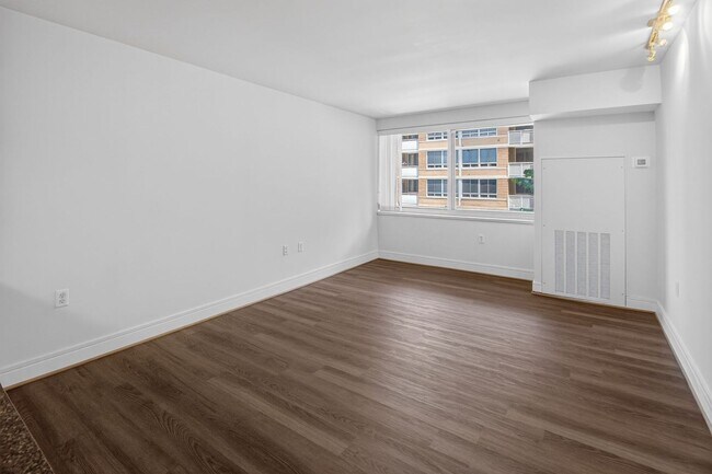 Building Photo - Short Walk to the Wharf! - Professionally Managed  and Spacious 1BR With Monument Views