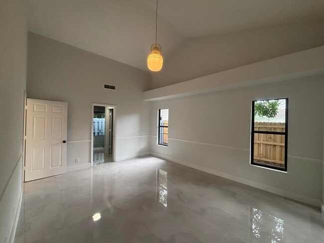 Building Photo - 1182 Raintree Ln