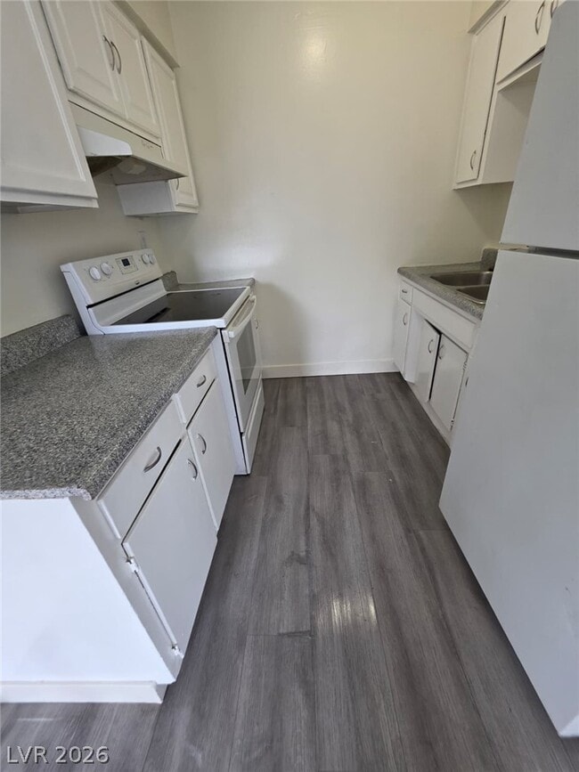 Building Photo - 1121 E Desert Inn Rd