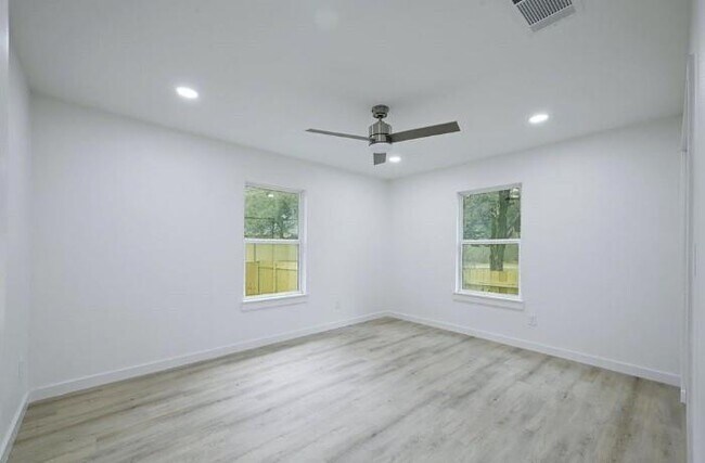 Building Photo - 11403 Leander St