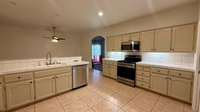 Building Photo - 1548 W Hampton Cir