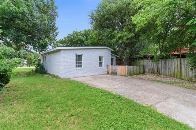 Building Photo - 2204 Dunloe Ave
