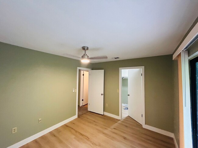 Building Photo - Adorable Updated 2/1.5 Furnished or Unfurn...