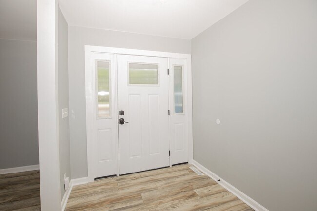 Building Photo - Gorgeous Fully Renovated 3 bedroom home in the Heart of Whispering Pines