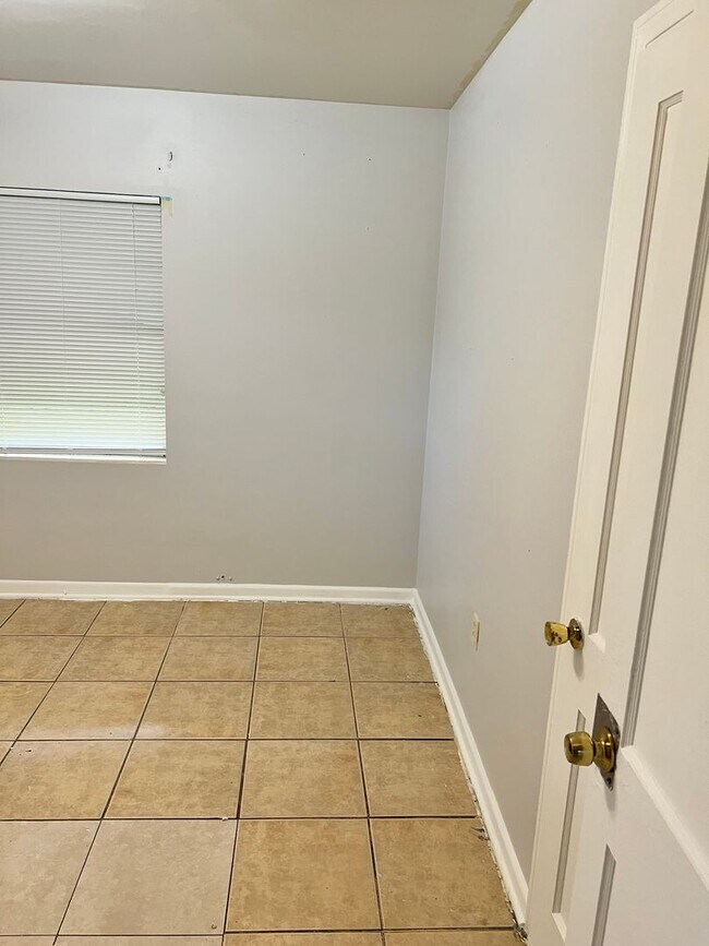 Building Photo - 2 BEDROOM 1 BATH SINGLE FAMILY HOME WITH A SEPARATE DEN (POSSIBLE 3RD BEDROOM)