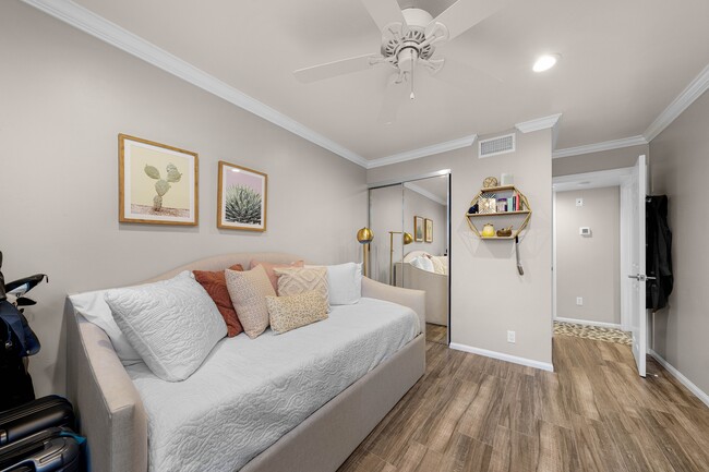 Building Photo - 9189 Village Glen Dr