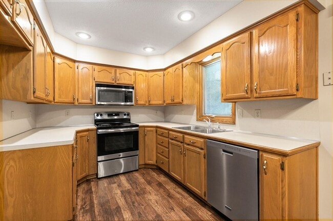 Building Photo - All brick home in Glendale schools!