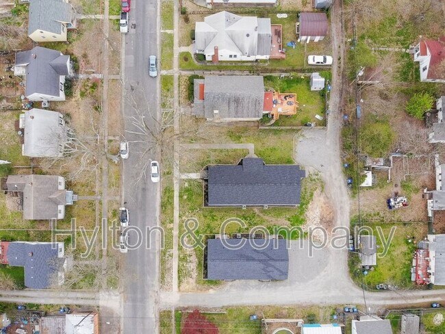 Building Photo - 222 W 31st St