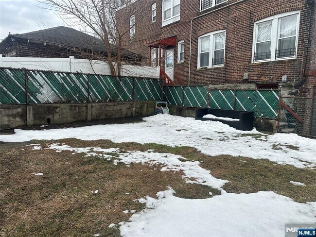 Building Photo - 8 Laird Pl