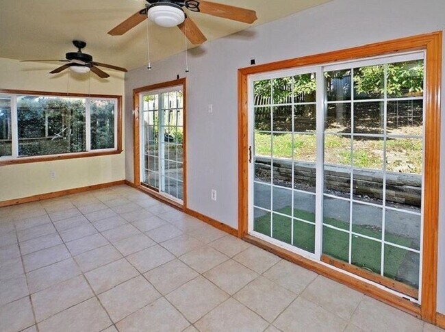 Building Photo - 709 Norwich Ave