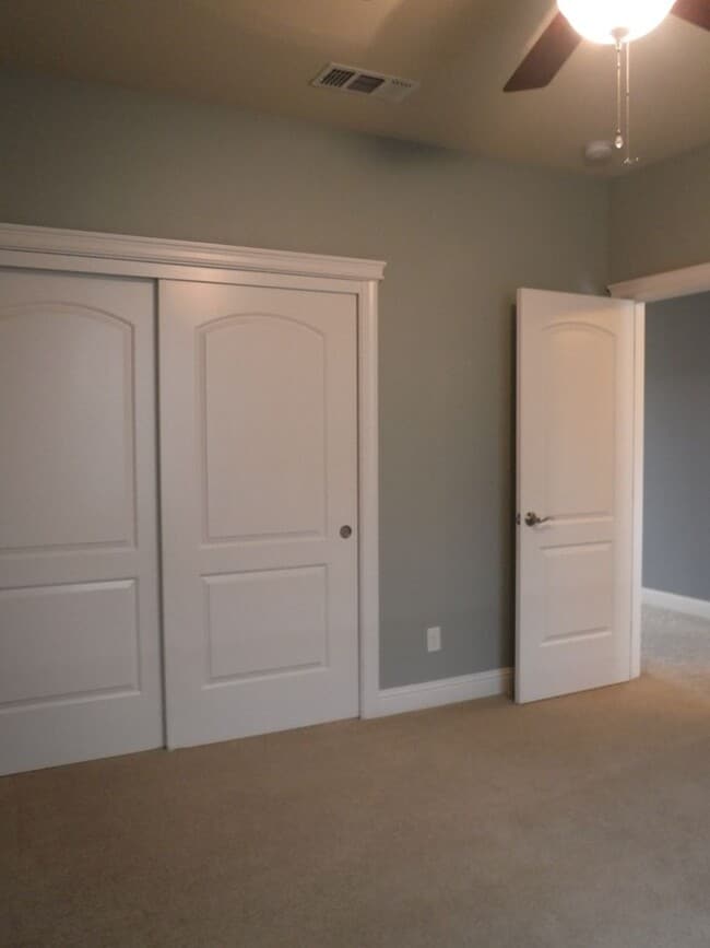 Building Photo - Lovely 4 Bedroom Home!
