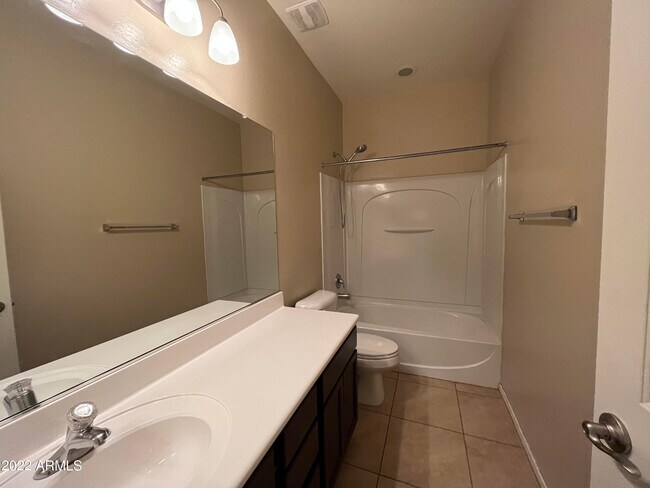 Building Photo - 2656 E Gillcrest Rd