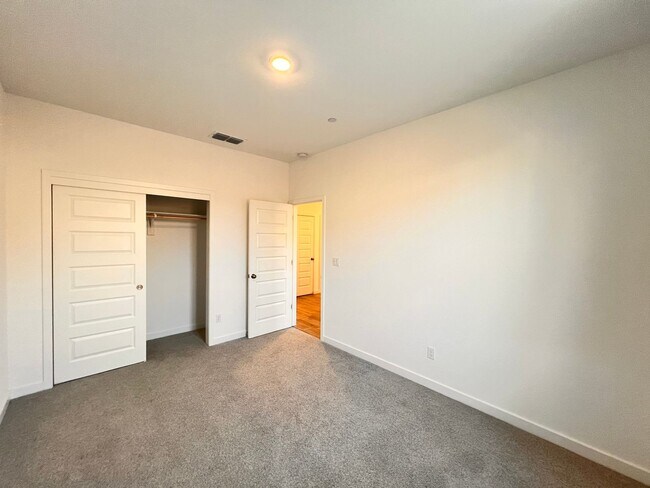 Building Photo - Northwest Bakersfield